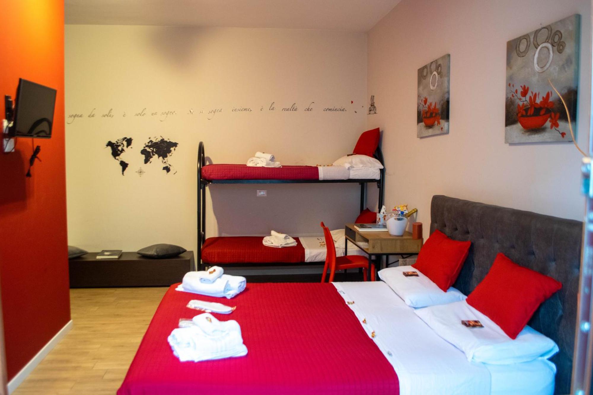 Emmanueli65 Fronte Clinica Per 4 Matrimoniale E Castello Bed & Breakfast Piacenza Eksteriør bilde