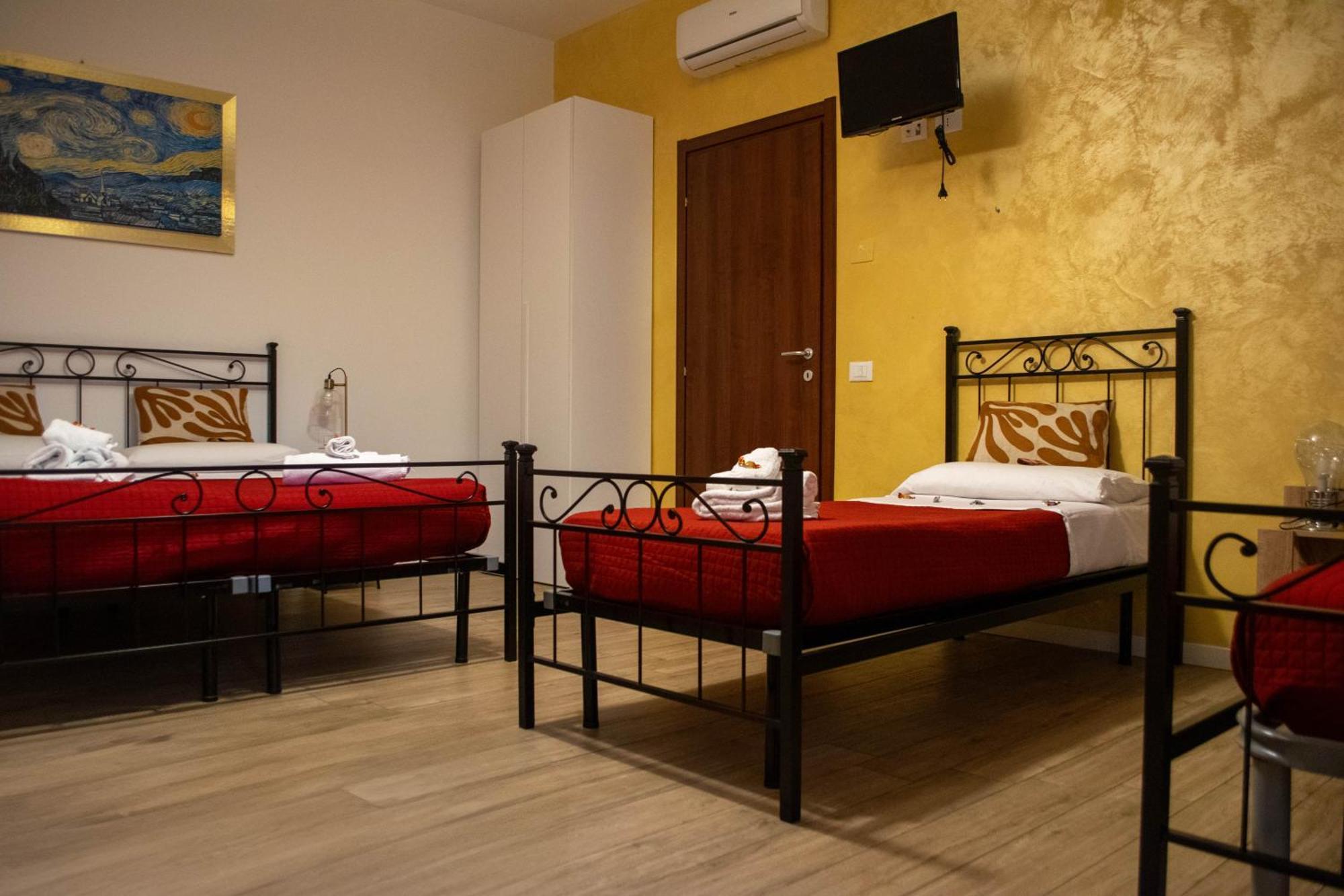 Emmanueli65 Fronte Clinica Per 4 Matrimoniale E Castello Bed & Breakfast Piacenza Eksteriør bilde