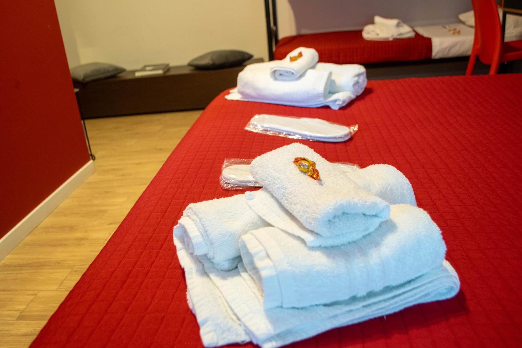 Emmanueli65 Fronte Clinica Per 4 Matrimoniale E Castello Bed & Breakfast Piacenza Eksteriør bilde